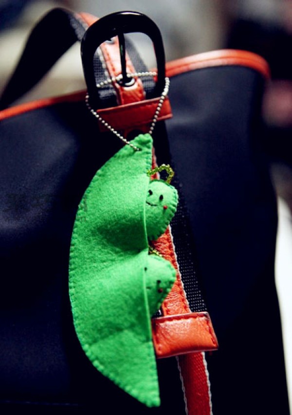 DIY handmade fabric hanging ornaments, homemade pea bag hanging ornaments illustrated tutorial