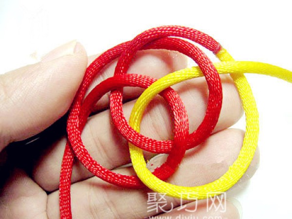 How to braid a Chinese knot with flower strands. Illustrated tutorial on how to braid four strands and three flowers.