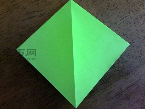 Illustration of how to fold a paper crane. Fold a green paper crane that symbolizes peace.