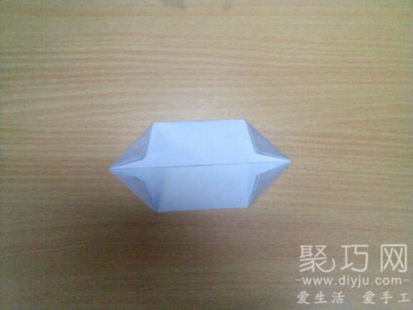 Illustrated tutorial on origami awning boat. Let the origami boat bring back the childhood fun of childhood.