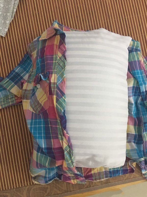 DIY pillow tutorial teaches you how to transform an old plaid shirt into a pillowcase