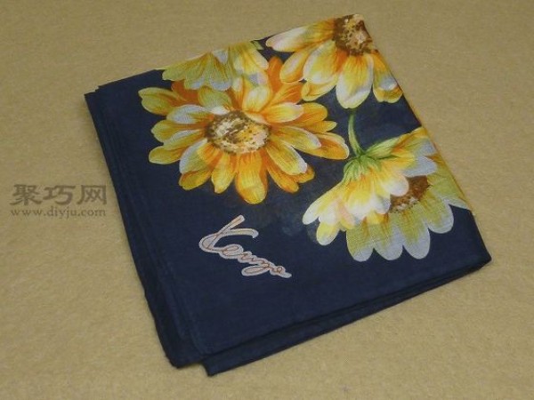 Chopstick cover handmade tutorial teaches you how to transform a handkerchief into a chopstick cover by hand