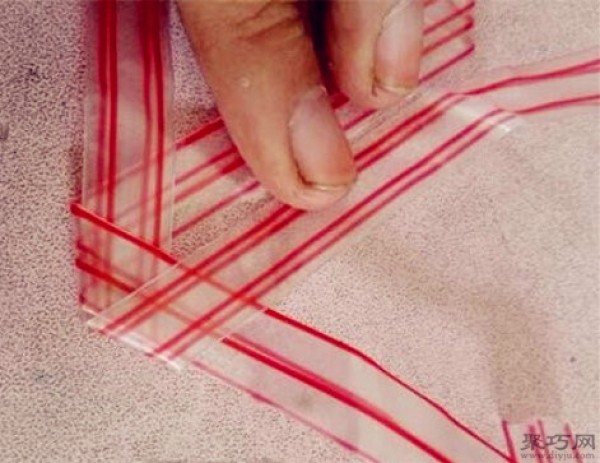 Tutorial on hand-folding disposable plastic straws into a heart shape. Illustration of the steps for folding a straw into a heart shape.