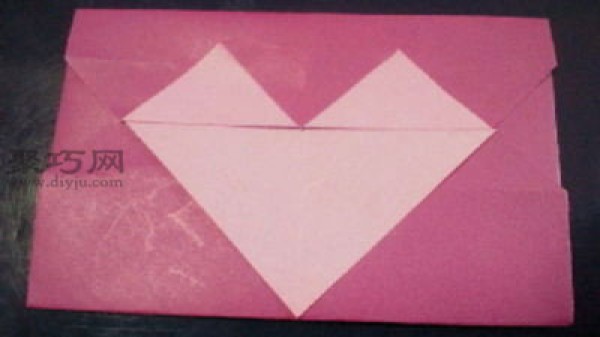 How to fold a simple heart-shaped envelope Heart-shaped envelope origami illustration tutorial