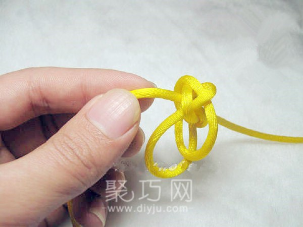 Illustrated tutorial on how to tie Chinese knot single thread button knot. Teach you how to knit buttons with single thread.