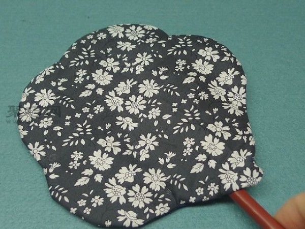 Tutorial on making fabric handmade flower-shaped storage box