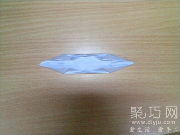 Illustrated tutorial on origami awning boat. Let the origami boat bring back the childhood fun of childhood.