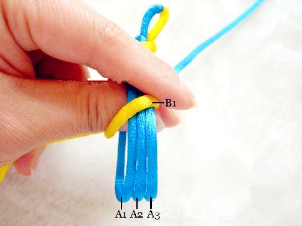 Illustrated tutorial on how to weave Chinese knot with three long coiled knots