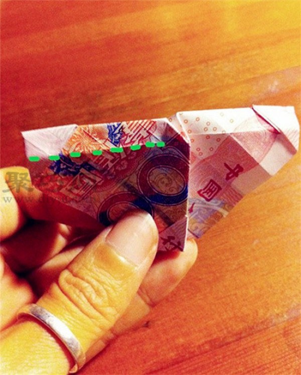 Illustrated tutorial on how to fold roses with RMB. How to fold roses with 100 yuan.