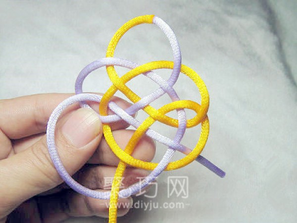 Illustrated tutorial on how to braid the Chinese plum blossom knot