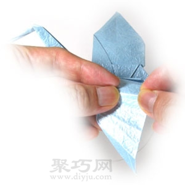 Illustration of steps to make origami flying paper cranes