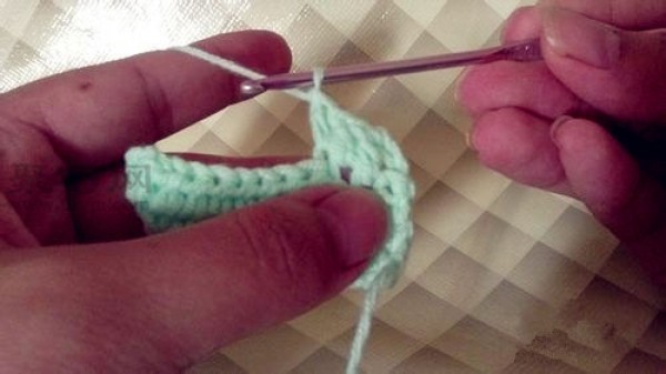 Basic stitches for getting started with crochet: Illustration of long needle crochet