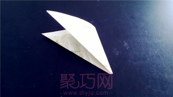 Pictures of the steps to make money origami, illustrations of making money with money origami