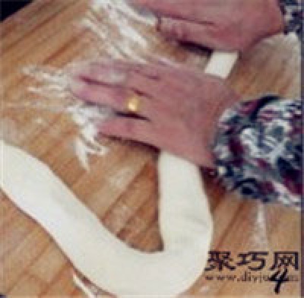 Illustration of how to make cabbage and pork dumplings. How to make dumpling wrappers.