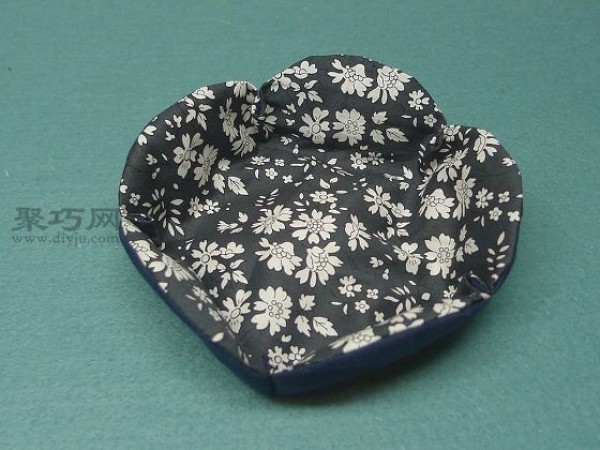 Tutorial on making fabric handmade flower-shaped storage box