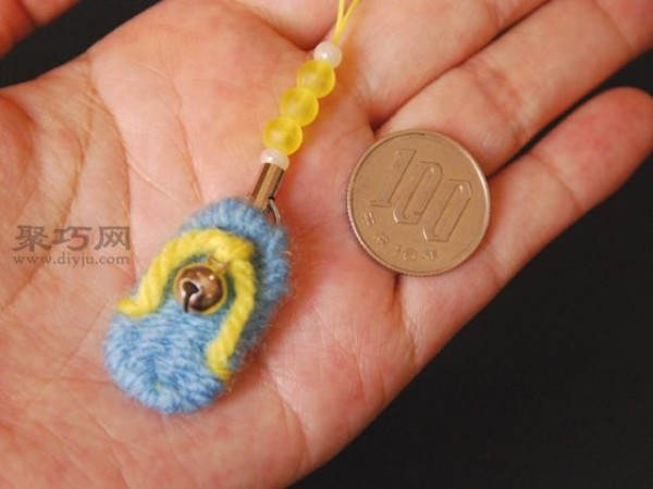 Illustration of how to knit wool pendant. Tutorial on how to knit wool pendant.