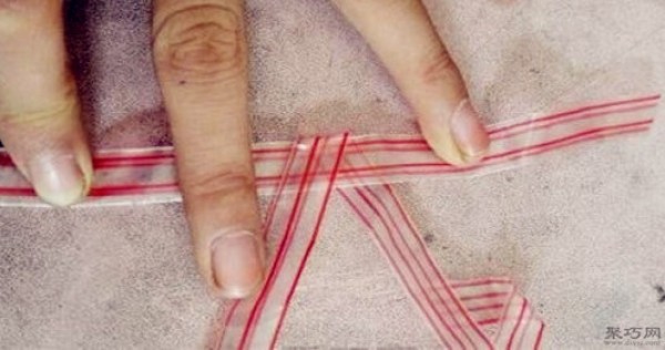 Tutorial on hand-folding disposable plastic straws into a heart shape. Illustration of the steps for folding a straw into a heart shape.