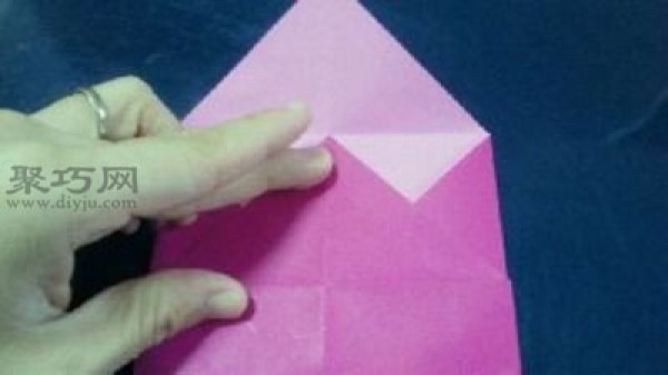 How to fold a simple heart-shaped envelope Heart-shaped envelope origami illustration tutorial