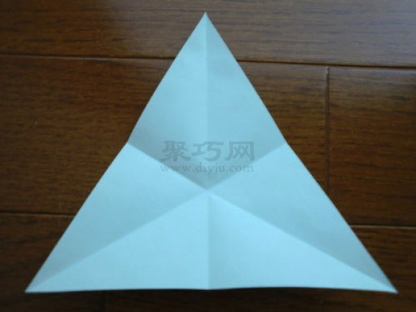 Tutorial on how to fold a triangular paper pinwheel that can turn when the wind blows. It’s so beautiful.