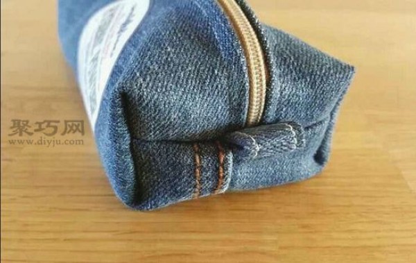 Illustrated tutorial on how to quickly transform old jeans legs into beautiful and practical pencil cases and small bags