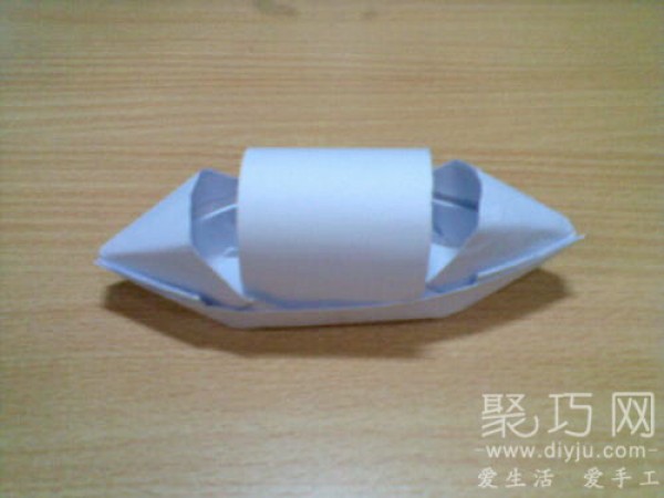 Illustrated tutorial on origami awning boat. Let the origami boat bring back the childhood fun of childhood.