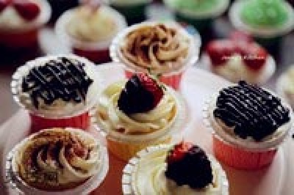 How to make fresh cream chiffon cupcakes. How to make chiffon cupcakes in various flavors.