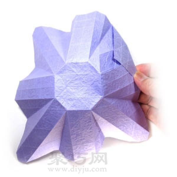 The process of making handmade origami cups. Teach you how to fold three-dimensional paper cups.