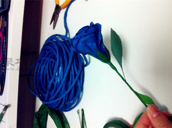 Illustration of how to fold a blue rose Tutorial on how to fold a blue rose with crepe paper