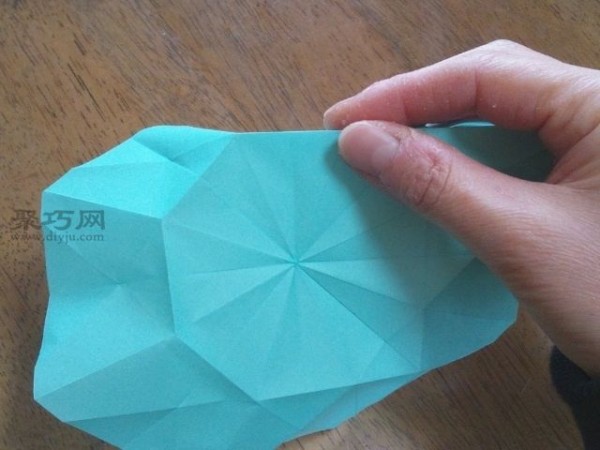 Teach you how to make origami medals that look like flowers