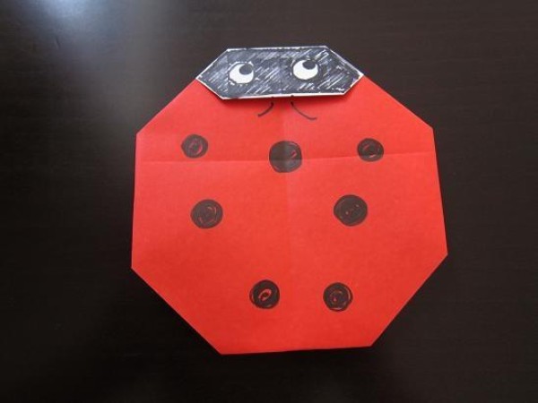 Illustrated tutorial for making origami seven-star ladybug for children