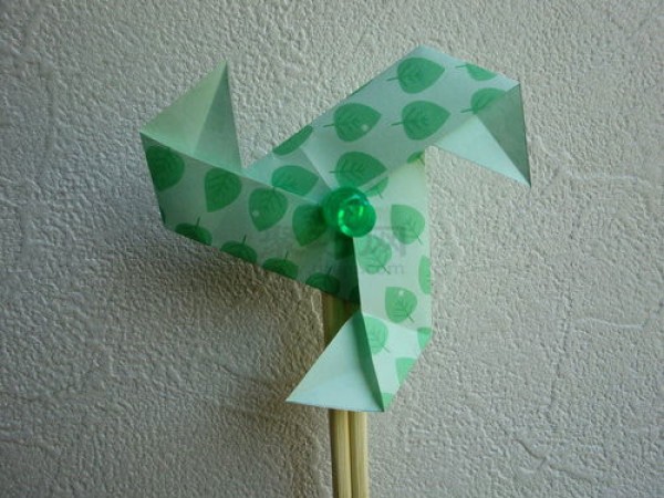 Tutorial on how to fold a triangular paper pinwheel that can turn when the wind blows. It’s so beautiful.