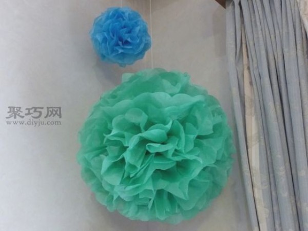 Tutorial on how to make handmade paper flowers. Use crepe paper to make exquisite paper flowers.