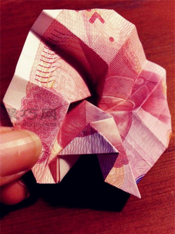 Illustrated tutorial on how to fold roses with RMB. How to fold roses with 100 yuan.