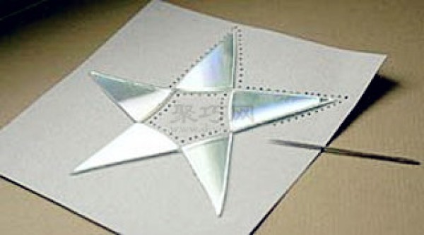 Handmade star tutorial teaches you how to DIY five-pointed star jewelry from scrap CDs