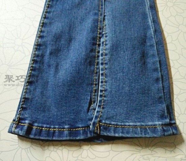 How to cut the hems of jeans fashionably? Watch this tutorial on transforming old jeans into fashionable pants.