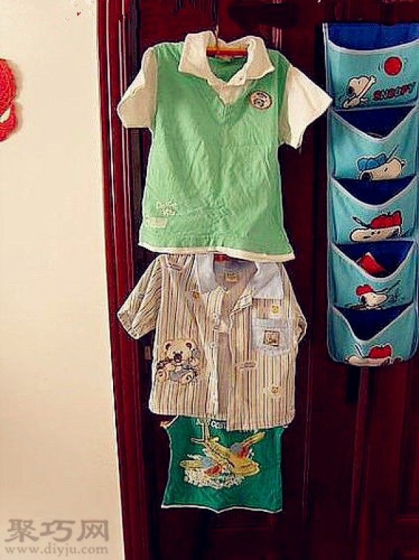 Used chopsticks diy simple baby clothes hanging