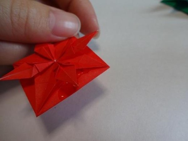 Tutorial on making Christmas origami eight-pointed star How to make small Christmas decorations through origami