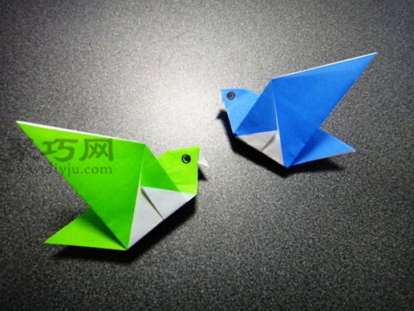 How to fold a bird: Illustrated tutorial on origami of a blue bird with spread wings