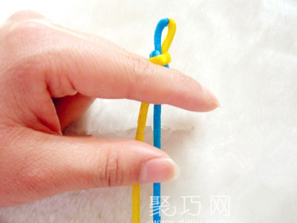 Illustrated tutorial on how to weave Chinese knot with three long coiled knots