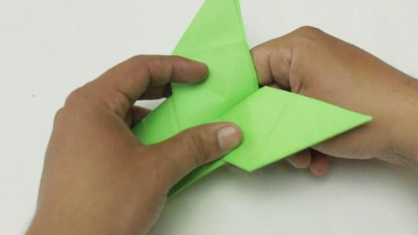 Illustrated tutorial for making handmade origami butterflies. Teach you how to make origami butterflies with paper.