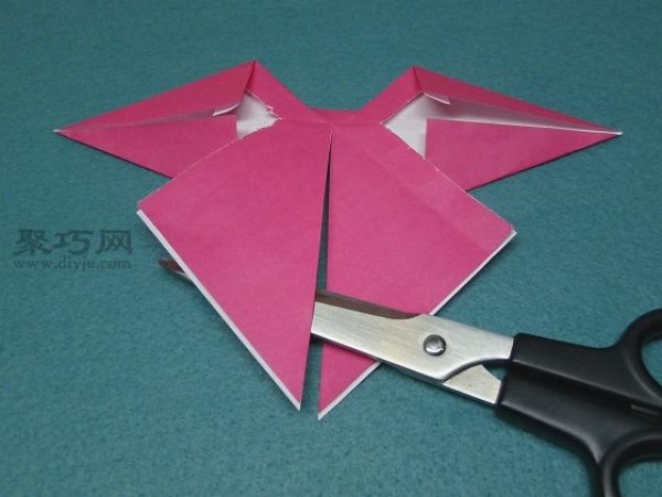 How to fold the simplest bow? Let’s look at the illustrations of the steps of bow origami.