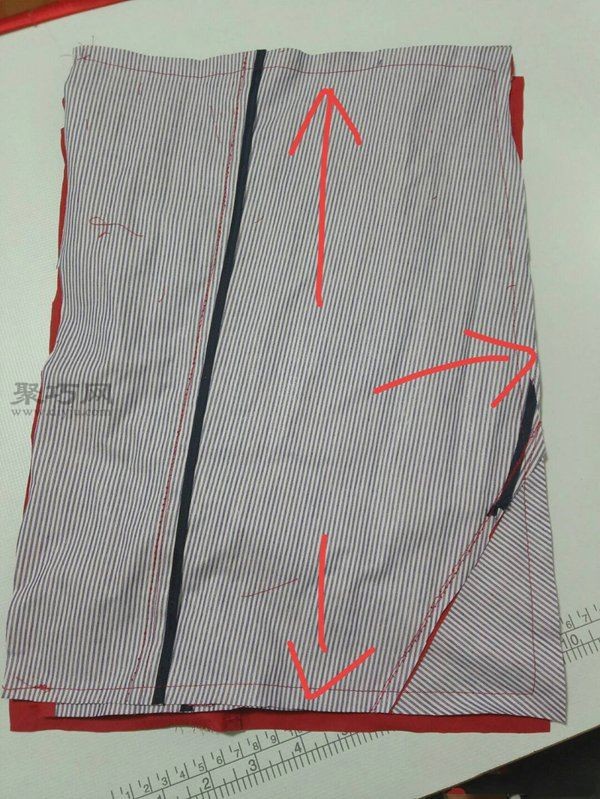 Illustration of the tutorial on how to make a homemade practical file bag with the sleeves of an old jacket made of smooth fabric