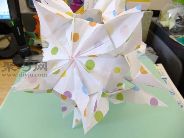 Three-dimensional bouquet origami illustrated tutorial teaches you how to make origami bouquets by hand