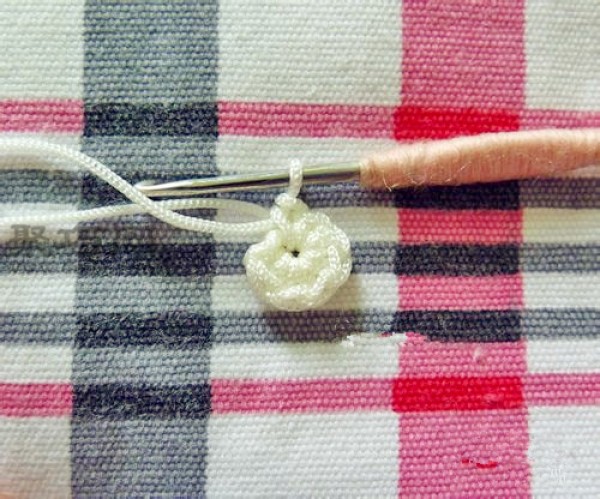 Illustrated tutorial for crocheting flowers with wool. Teach you how to knit flowers with wool.