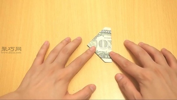 Illustrated tutorial on folding hearts for 1 dollar. Teach you how to fold hearts with money.