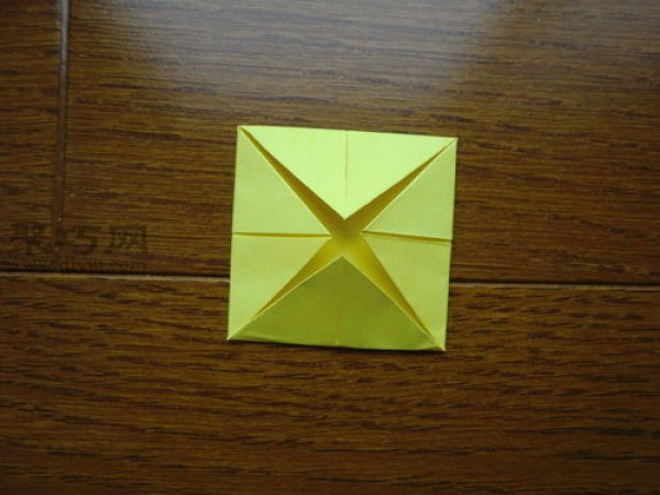 How to fold a colorful square box How to fold a three-dimensional box by hand