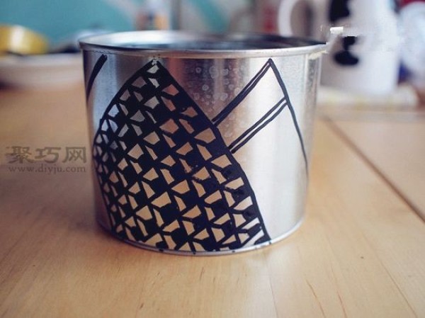 Tips on how to save money by turning waste into treasure: turning waste metal packaging cans into creative flowerpots