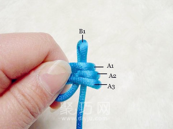 Tutorial on how to weave three sets of four treasures. How to weave the treasure knot in Chinese knots.