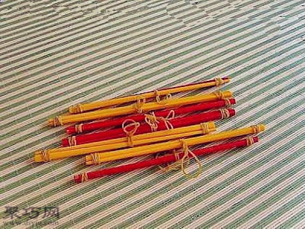 Used chopsticks diy simple baby clothes hanging