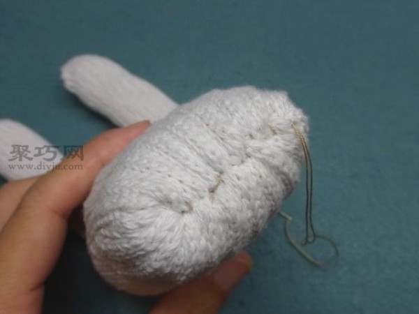 Illustration of how to make cute cartoon dolls using cloth gloves